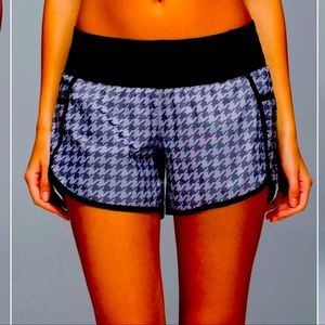 Lululemon Houndstooth Tracker Shorts Sz 4 EUC